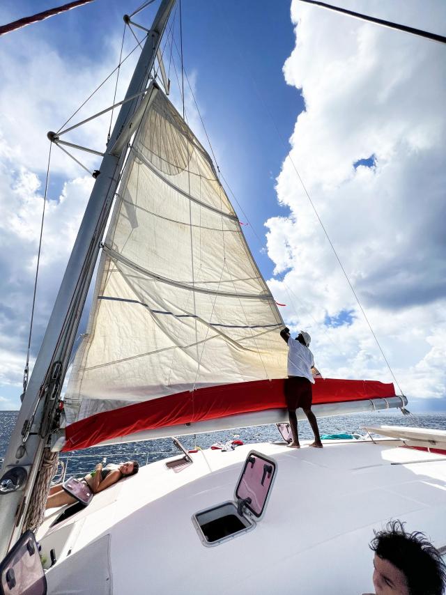 Hoist the sail Catamaran Kokoumdo Trois-îlets Martinique