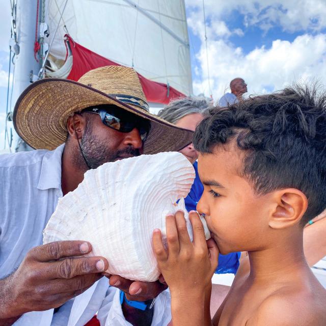 Mike Souffler dans une conque de lambi Catamaran Kokoumdo Trois-îlets Martinique