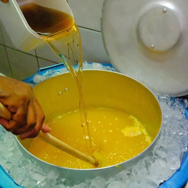 Préparation Sirop Sorbet Maracuja Ziouka Glaces Carbet Martinique