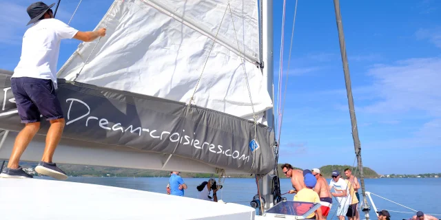 Hisser la voile Catamaran Blue Dream Trois-îlets Martinique