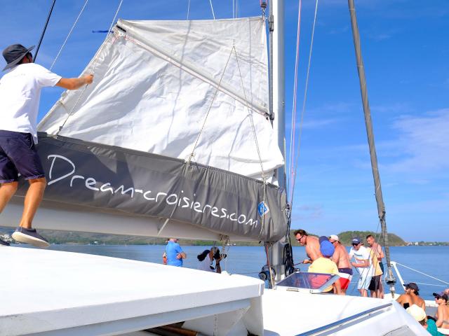 Hisser la voile Catamaran Blue Dream Trois-îlets Martinique