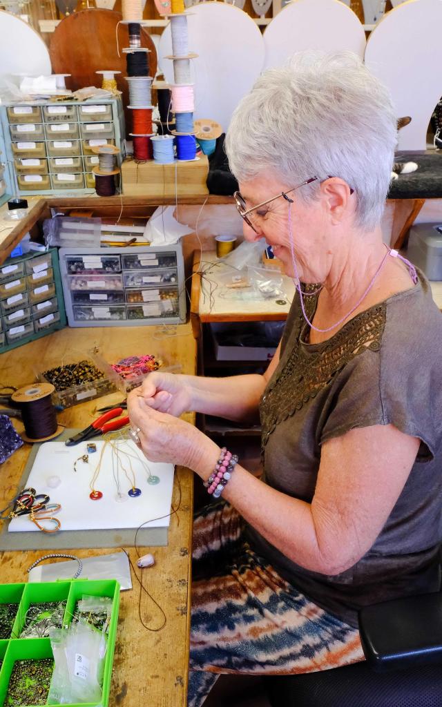 martine-artisan-jewelry-maker-troisîlets-martinique